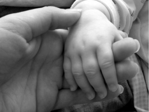 Mother's hand_20130764